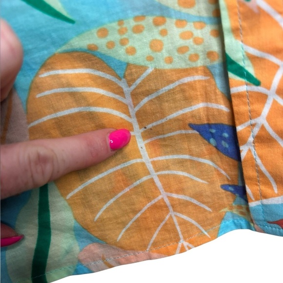 Talbots Lightweight Cotton Modern Classic Button Up Shirt Gathered Leaves Medium - Picture 3 of 11